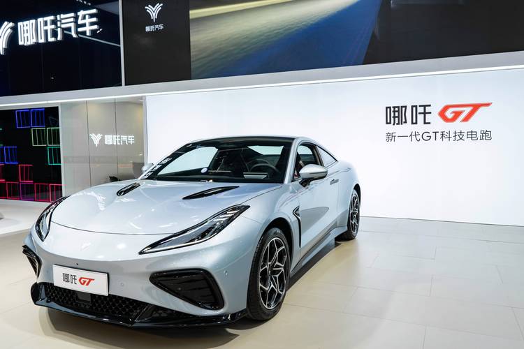 成都286哪吒汽车在智能汽车领域的表现，领途汽车在新能源汽车市场中的影响力